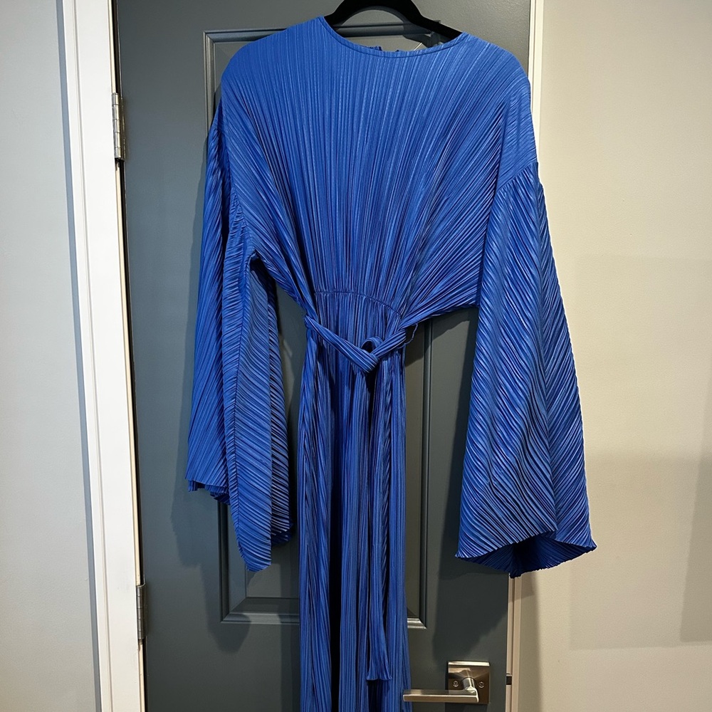 Plisse maxi dress with wing sleeves